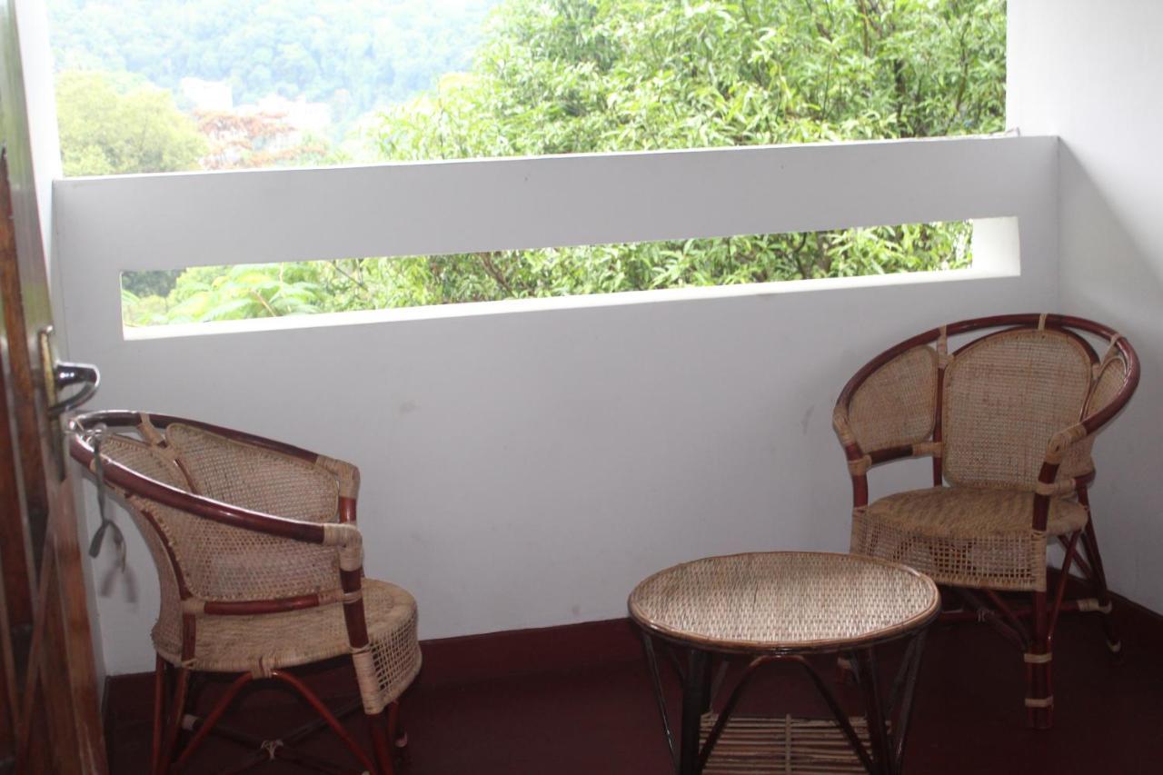 Lazy Bear Best Hostel In Kandy Exteriör bild